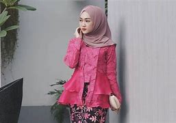 Kebaya Hitam Cocok Pakai Kerudung Warna Apa